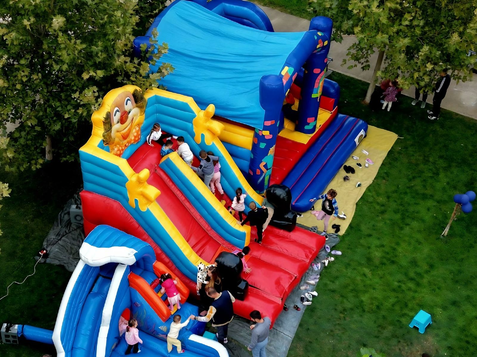 Copii jucându-se pe spațiul gonflabil din parcul comun al ansamblului YOLA 71.