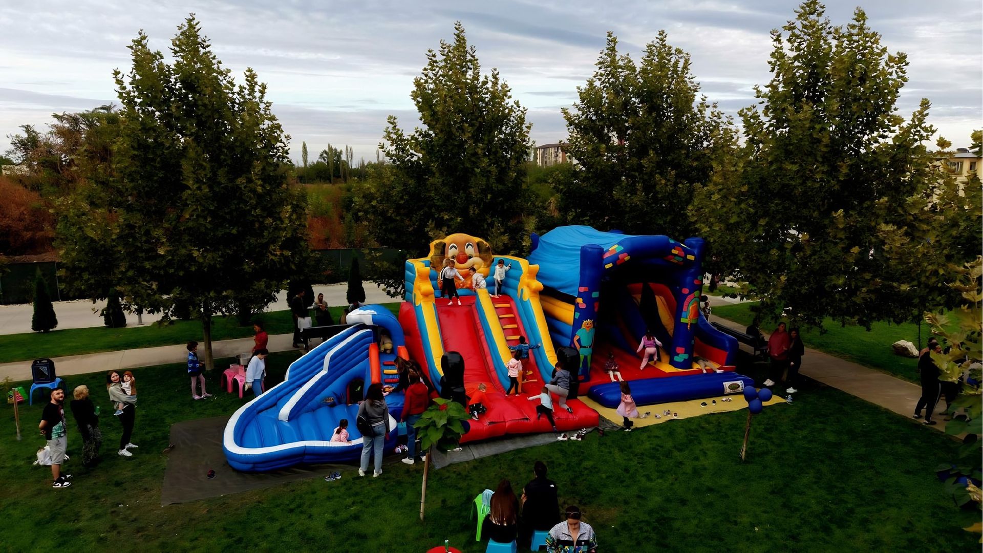 Comunitatea nu apare întâmplător
