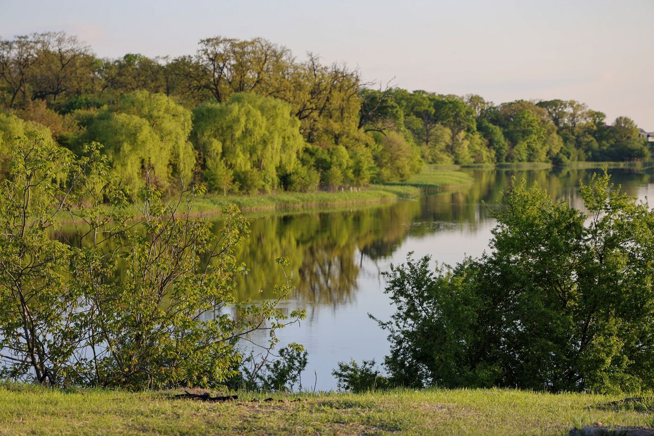 Lac și pădure în apropierea comunității