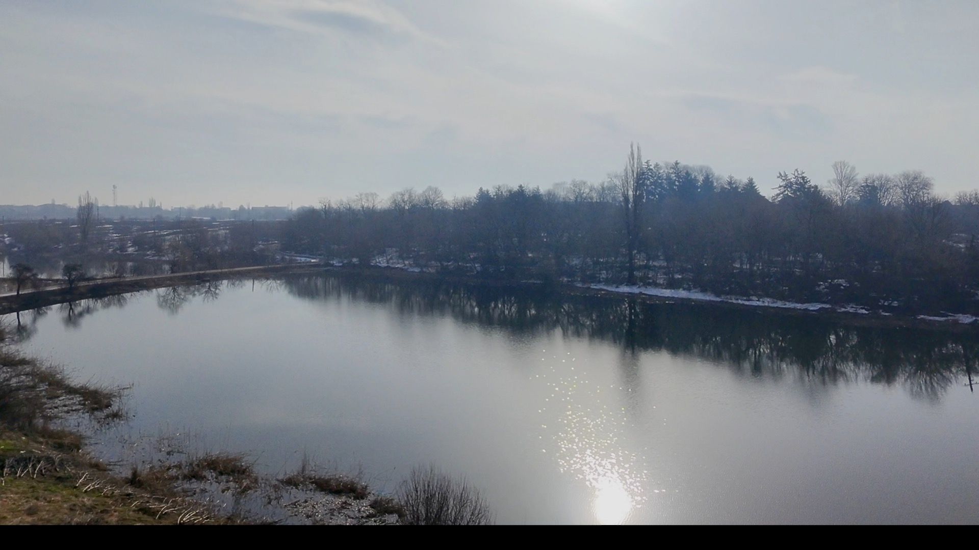 Lacul și vegetația din Balotești, în apropierea comunității YOLA LAC.